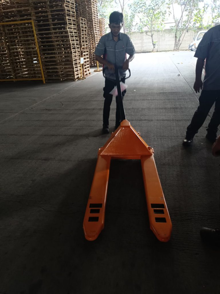 Testing Hasil Service Hand Pallet Sebelum Kembali Ke Customer - Surya Sinar Abadi Testing Hasil Service Hand Pallet Sebelum Kembali Ke Customer - Surya Sinar Abadi